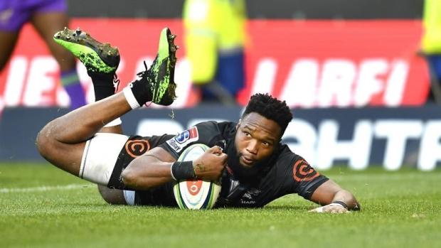Lukhanyo Am Sharks try