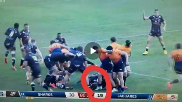Santiago-Socino-stamps-on-Craig-Burden's-head-1