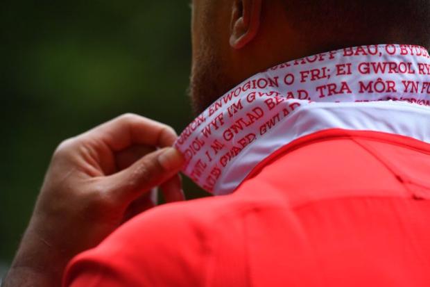 Welsh anthem writing on collar