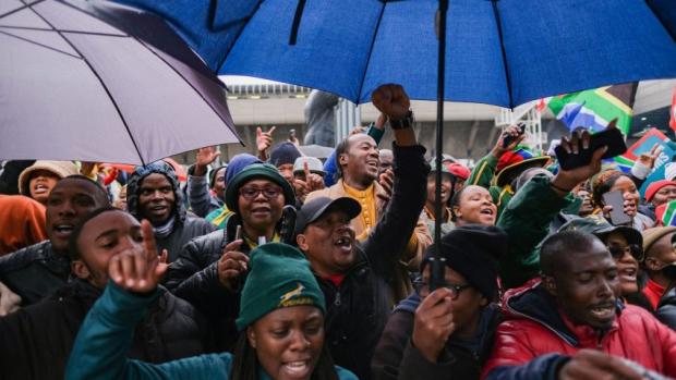 PICTURES AND VIDEOS: Thousands brave cold, rain to welcome Boks
