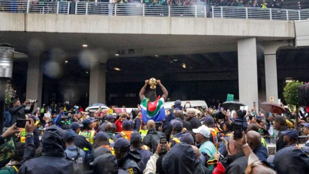 PICTURES AND VIDEOS: Thousands brave cold, rain to welcome Boks