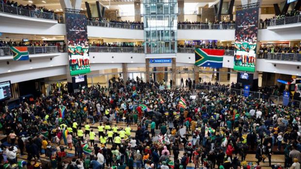 PICTURES AND VIDEOS: Thousands brave cold, rain to welcome Boks