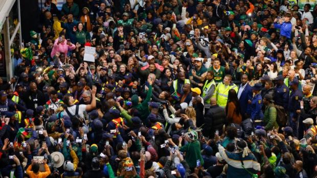 PICTURES AND VIDEOS: Thousands brave cold, rain to welcome Boks