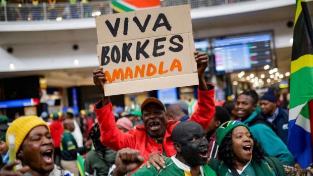PICTURES AND VIDEOS: Thousands brave cold, rain to welcome Boks
