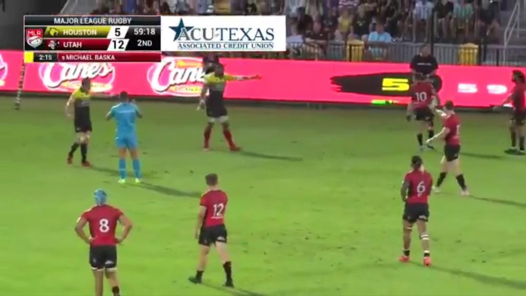 VIDEO: Captain asks ref to send his own player off