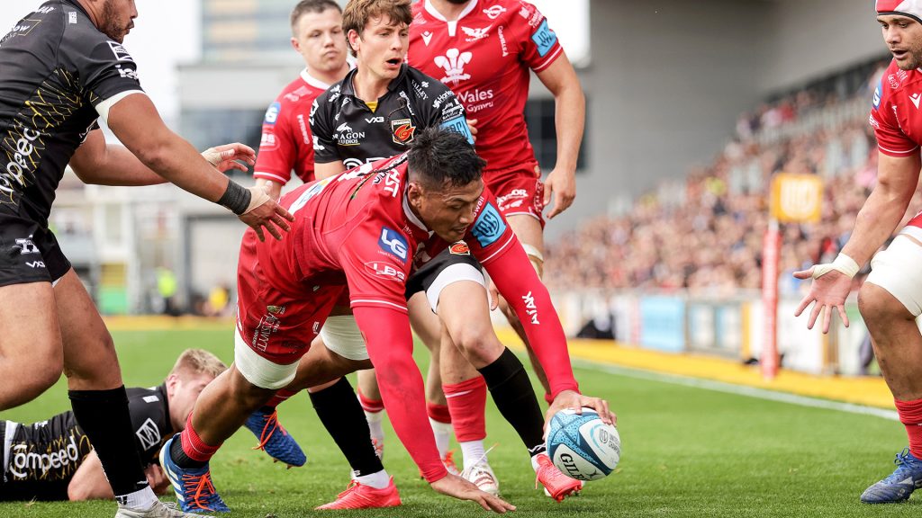 Scarlets keep top-eight hopes alive