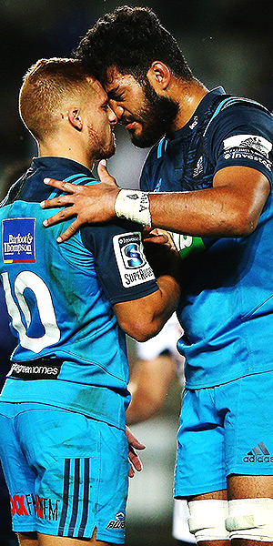 Blues edge Sharks in Auckland arm-wrestle