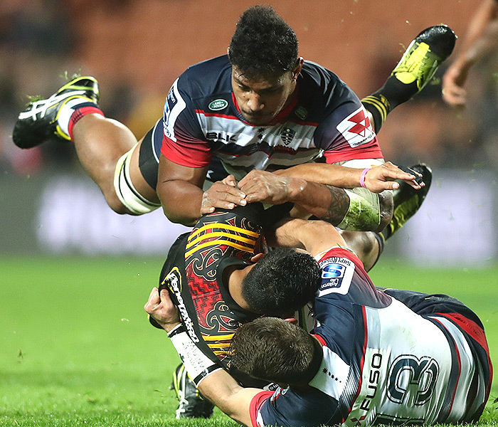 Chiefs go top with bonus-point win