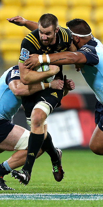 Hurricanes hold off hard-charging Waratahs